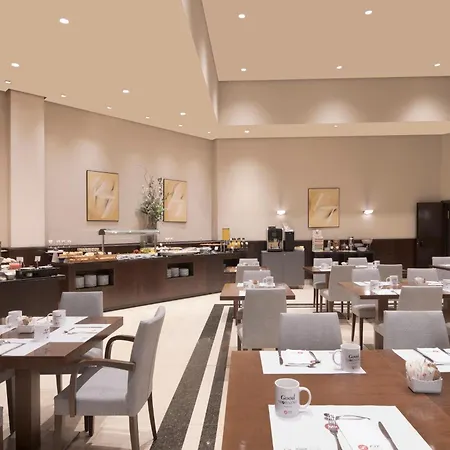 Exe Centro 4* Ов'єдо